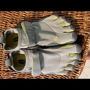 Womens Vibrams FiveFinger Shoes Size 29